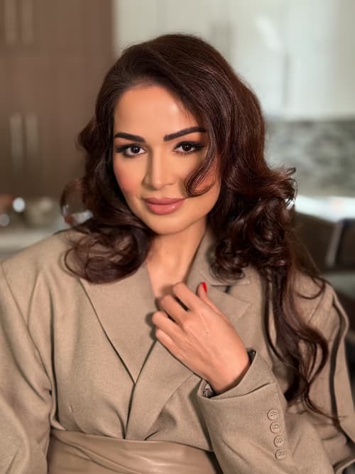 Natural glam corporate and daytime makeup look by Elani, Dubai makeup artist for professional occasions